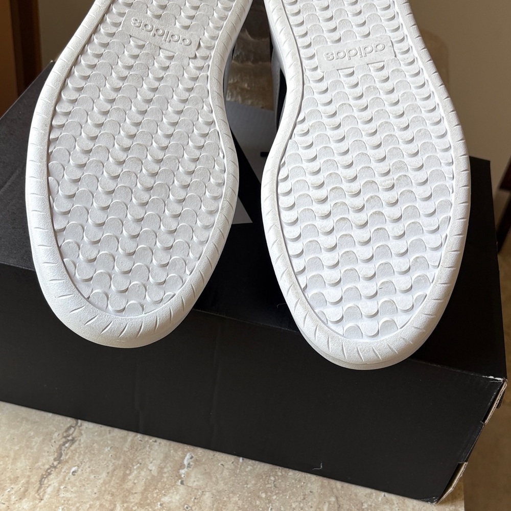 NWB-Men’s Adidas Classic Black and White Trainers-new never worn - Picture 7 of 15